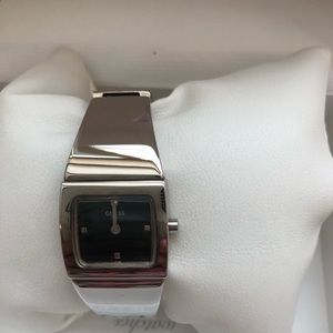 Guess ladies silver watch. Very sleek and beautiful.